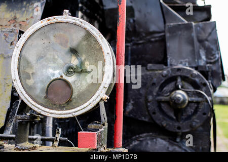Alte Lokomotive Beleuchtung. Die Leuchte, die dazu dient, die Fahrbahn durch die alten Dampflokomotiven zu beleuchten. Saison der Feder. Stockfoto