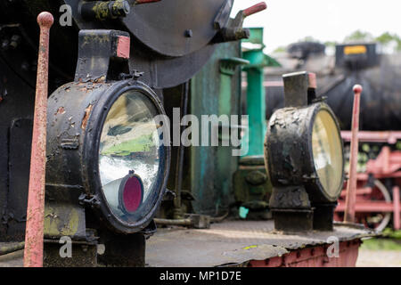 Alte Lokomotive Beleuchtung. Die Leuchte, die dazu dient, die Fahrbahn durch die alten Dampflokomotiven zu beleuchten. Saison der Feder. Stockfoto