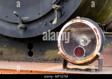 Alte Lokomotive Beleuchtung. Die Leuchte, die dazu dient, die Fahrbahn durch die alten Dampflokomotiven zu beleuchten. Saison der Feder. Stockfoto
