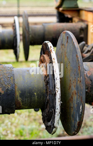 Alte Haken in der Bahnen eingesetzt. Anhängerkupplung für einen Zug oder Wagen. Saison der Feder. Stockfoto