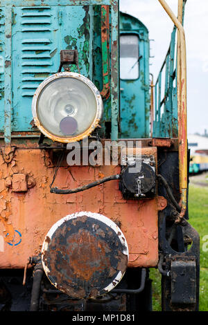 Alte Lokomotive Beleuchtung. Die Leuchte, die dazu dient, die Fahrbahn durch die alten Dampflokomotiven zu beleuchten. Saison der Feder. Stockfoto