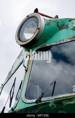 Alte Lokomotive Beleuchtung. Die Leuchte, die dazu dient, die Fahrbahn durch die alten Dampflokomotiven zu beleuchten. Saison der Feder. Stockfoto