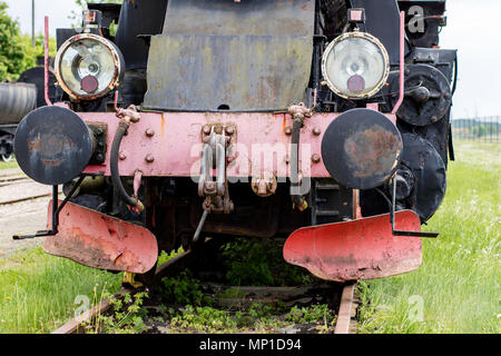 Alte Lokomotive Beleuchtung. Die Leuchte, die dazu dient, die Fahrbahn durch die alten Dampflokomotiven zu beleuchten. Saison der Feder. Stockfoto