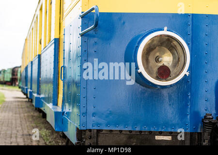 Alte Lokomotive Beleuchtung. Die Leuchte, die dazu dient, die Fahrbahn durch die alten Dampflokomotiven zu beleuchten. Saison der Feder. Stockfoto