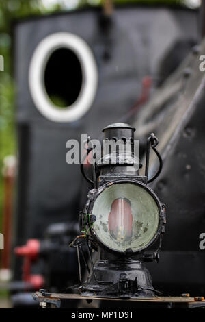 Alte Lokomotive Beleuchtung. Die Leuchte, die dazu dient, die Fahrbahn durch die alten Dampflokomotiven zu beleuchten. Saison der Feder. Stockfoto