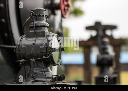 Alte Lokomotive Beleuchtung. Die Leuchte, die dazu dient, die Fahrbahn durch die alten Dampflokomotiven zu beleuchten. Saison der Feder. Stockfoto