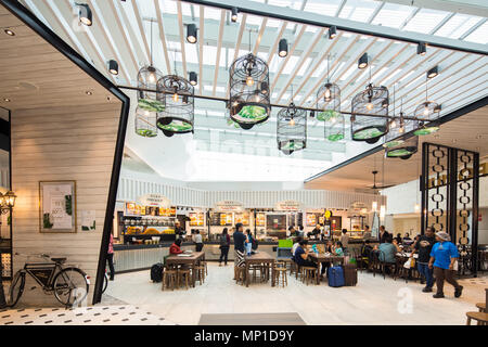 Innenarchitektur des Food Emporium oder allgemein bekannt als Food Court oder Essbereich am Flughafen Singapur Changi Terminal 4. Stockfoto