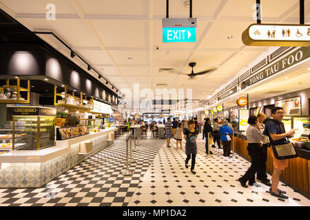 Innenarchitektur des Food Emporium oder allgemein bekannt als Food Court oder Essbereich am Flughafen Singapur Changi Terminal 4. Stockfoto