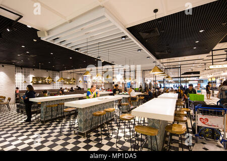 Inneneinrichtung des Food Emporium oder allgemein bekannt als Food Court oder Essbereich am Flughafen Singapur Changi Terminal 4. Stockfoto