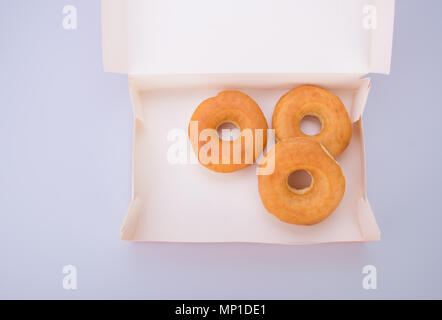 Donut oder Krapfen in Feld auf dem Hintergrund Stockfoto