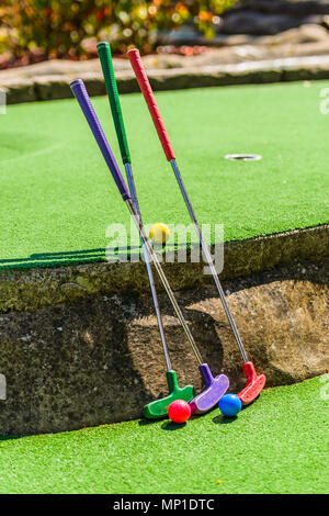 Golfbälle und Golf Clubs im Crazy Golf, Adventure Golf & Driving Range Bilder Stockfoto