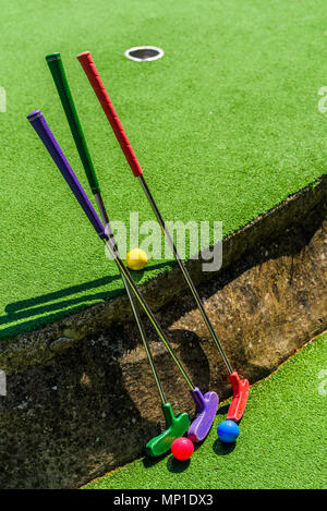 Golfbälle und Golf Clubs im Crazy Golf, Adventure Golf & Driving Range Bilder Stockfoto