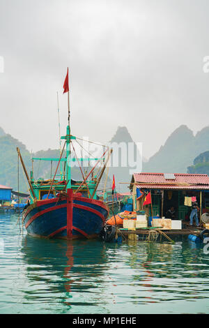 Halong, Vietnam - 23. Februar 2016: Schiff an schwimmenden Fischerdorf auf der Ha Long Bay, Vietnam, Asien Stockfoto