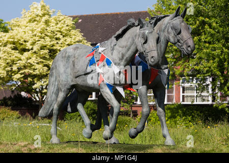 Windsor, Großbritannien. 20 Mai, 2018. Die Windsor Greys Statue ist mit Bunting für die Prozession der königlichen Hochzeit von Prinz Harry und Meg zu folgen eingerichtet Stockfoto