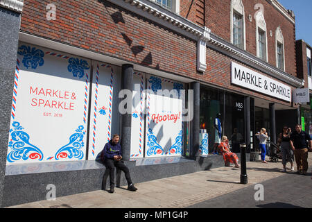 Windsor, Großbritannien. 20 Mai, 2018. Die örtliche Niederlassung von Marks und Spencer war vorübergehend Markle und Glanz für die königliche Hochzeit des Herzogs umbenannt und Stockfoto