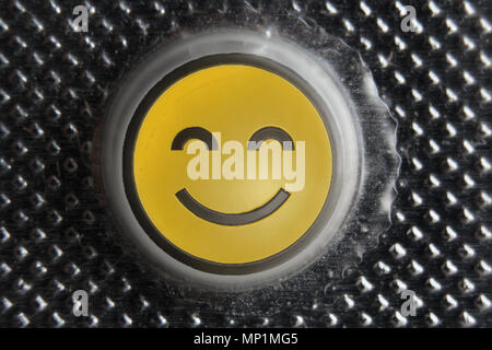 Detail der Pille auf Blister mit Smiley-Logo Pillen, Nahaufnahme Stockfoto