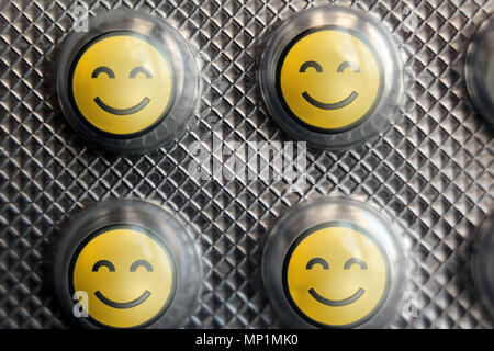 Pille auf Blister mit Smiley-Logo-Pillen, Nahaufnahme Stockfoto