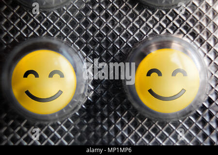 Pille auf Blister mit Smiley-Logo-Pillen, Nahaufnahme Stockfoto