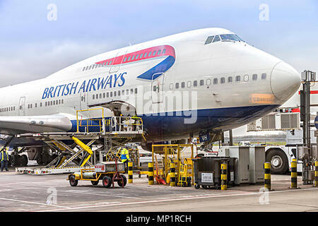 Laden von Gepäck in einen British Airways Flugzeug in Heathrow, London, Großbritannien Stockfoto