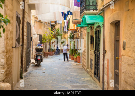 Bari, Italia - 17.05.2018: Blick auf einen schmalen sunny street in der Stadt Bari, Italia Stockfoto