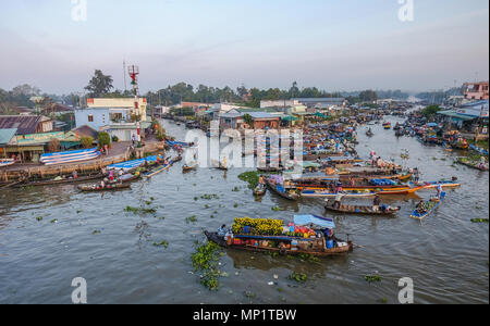 Can Tho, Vietnam - Feb 2, 2016. Boote aus Holz auf dem schwimmenden Markt in Can Tho, Vietnam. Die schwimmenden Märkte heute dienen in erster Linie als touristische Stockfoto