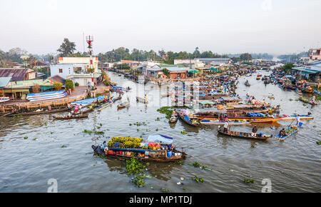 Can Tho, Vietnam - Feb 2, 2016. Boote aus Holz auf dem schwimmenden Markt in Can Tho, Vietnam. Die schwimmenden Märkte heute dienen in erster Linie als touristische Stockfoto