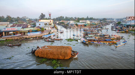 Can Tho, Vietnam - Feb 2, 2016. Boote aus Holz auf dem schwimmenden Markt in Can Tho, Vietnam. Die schwimmenden Märkte heute dienen in erster Linie als touristische Stockfoto