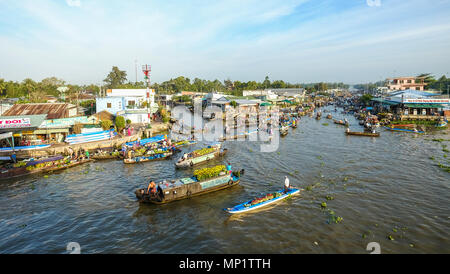 Can Tho, Vietnam - Feb 2, 2016. Floating Market am frühen Morgen in Can Tho, Vietnam. Die schwimmenden Märkte heute dienen in erster Linie als touristische an Stockfoto