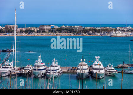 Frankreich, Cannes, Côte d'Azur, City Skyline und Yachten am Pier am Mittelmeer Bay Stockfoto