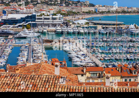 Frankreich, Cannes, Resort Stadt an der Französischen Riviera, Yachten und Segelboote im Le Vieux Port am Mittelmeer Stockfoto