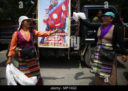 Kathmandu, Nepal. 20 Mai, 2018. Freunde und Familie freuen, wie sie für die Ankunft der Nepalesischen veteran Bergsteiger Kami Rita Sherpa, 48, der den Weltrekord Nach dem Erklimmen den höchsten Berg der Welt, den Mount Everest zum 22. Mal in Kathmandu, Nepal am Sonntag, den 20. Mai 2018 brach warten. Credit: Skanda Gautam/ZUMA Draht/Alamy leben Nachrichten Stockfoto