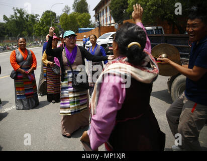 Kathmandu, Nepal. 20 Mai, 2018. Freunde und Familie freuen, wie sie für die Ankunft der Nepalesischen veteran Bergsteiger Kami Rita Sherpa, 48, der den Weltrekord Nach dem Erklimmen den höchsten Berg der Welt, den Mount Everest zum 22. Mal in Kathmandu, Nepal am Sonntag, den 20. Mai 2018 brach warten. Credit: Skanda Gautam/ZUMA Draht/Alamy leben Nachrichten Stockfoto