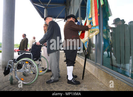 20. Mai 2018, Deutschland, Augsburg: Mitglieder der verschiedenen Sudetendeutsche Verbände bereiten den Festsaal. Foto: Karl-Josef Hildenbrand/dpa Quelle: dpa Picture alliance/Alamy leben Nachrichten Stockfoto