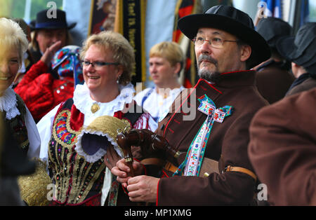 20. Mai 2018, Deutschland, Augsburg: Mitglieder der verschiedenen Sudetendeutsche Verbände bereiten den Festsaal. Foto: Karl-Josef Hildenbrand/dpa Quelle: dpa Picture alliance/Alamy leben Nachrichten Stockfoto