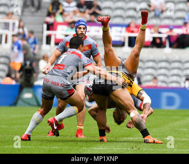 Newcastle, UK. 20. Mai 2018. Betfred Super League Magic Wochenende, Salford Roten Teufel v Katalanen Drachen; Katalanisch Drachen' Lewis Tierney geht Fliegen über Salford Red Devils' Junior Sa'U Credit: Aktuelles Bilder/Alamy Live News Credit: Aktuelles Bilder/Alamy leben Nachrichten Stockfoto