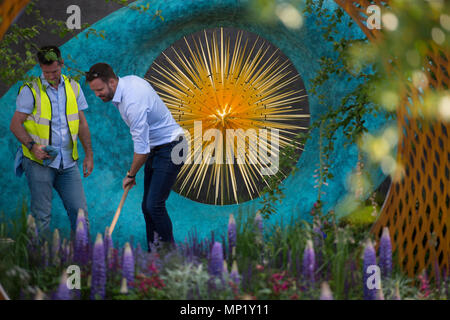 Royal Hospital Chelsea, London, Großbritannien. 20. Mai, 2018. Letzte Vorbereitungen für Blumenschmuck und zeigen die Gärten in der heißen Sonne ein Tag vor dem 2018 RHS Chelsea Flower Show öffnet sich die Medien der Welt, und zwei Tage vor der öffentlichen Veranstaltung am 22. Mai. Foto: David Harber und Savills Garten entworfen von Nic Howard. Credit: Malcolm Park/Alamy Leben Nachrichten. Stockfoto