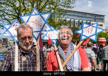 Belfast, Nordirland, 19/05/2018 - Irland Palästina Kampagne der Solidarität halten einer Demonstration gegen die Ermordung von 53 unbewaffnete Palästinenser im besetzten Israel Wer ist gegen Präsident Trump Entscheidung der Amerikanischen Botschaft in Israel zu Jerusalem bewegen protestierten. Stockfoto