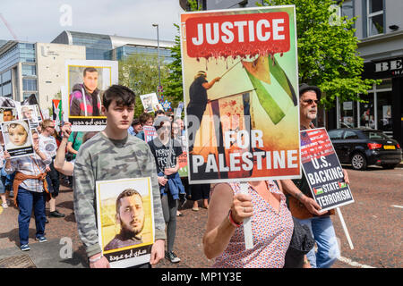 Belfast, Nordirland, 19/05/2018 - Irland Palästina Kampagne der Solidarität halten einer Demonstration gegen die Ermordung von 53 unbewaffnete Palästinenser im besetzten Israel Wer ist gegen Präsident Trump Entscheidung der Amerikanischen Botschaft in Israel zu Jerusalem bewegen protestierten. Stockfoto