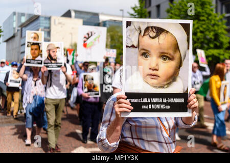 Belfast, Nordirland, 19/05/2018 - Irland Palästina Kampagne der Solidarität halten einer Demonstration gegen die Ermordung von 53 unbewaffnete Palästinenser im besetzten Israel Wer ist gegen Präsident Trump Entscheidung der Amerikanischen Botschaft in Israel zu Jerusalem bewegen protestierten. Stockfoto