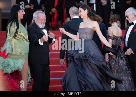 CANNES, Frankreich - 19. Mai: Rossy de Palma, Terry Gilliam und Olga Kurylenko bei der Schlussfeier teilnehmen & Screening von "dem Mann, der getötet Don Quixote" während der 71st jährlichen Filmfestspiele von Cannes im Palais des Festivals am 19. Mai 2018 in Cannes, Frankreich Quelle: BTWImages/Alamy leben Nachrichten Stockfoto