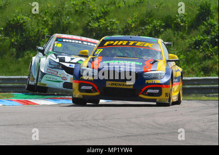 Andover, Hampshire, UK. 20 Mai, 2018. Andreas Jordan (Team BMW/BMW Pirtek Racing), dicht gefolgt von Senna Proctor (Power Maxed TAG Racing), das Rennen in Thruxton Rennstrecke während der Dunlop MSA British Touring Car Championship in Thruxton Rennstrecke, Andover, Hampshire, Vereinigtes Königreich. Mit der höchsten Durchschnittsgeschwindigkeit jeder Spur, für die der BTCC, 2.4 Die Thruxton Meile Stromkreis besucht bietet einige der größten und Nervenkitzel im Motorsport und hat den Ruf, ein wahrer Treiber Titel erworben. Quelle: Michael Preston/Alamy leben Nachrichten Stockfoto