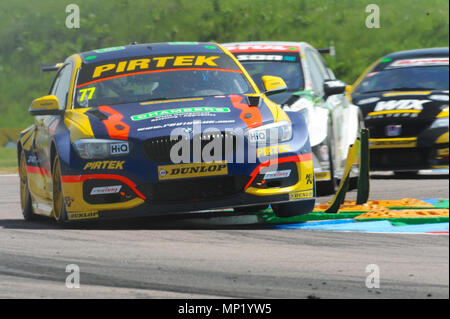 Andover, Hampshire, UK. 20 Mai, 2018. Andreas Jordan (Team BMW/BMW Pirtek Racing), dicht gefolgt von Senna Proctor (Power Maxed TAG Racing), das Rennen in Thruxton Rennstrecke während der Dunlop MSA British Touring Car Championship in Thruxton Rennstrecke, Andover, Hampshire, Vereinigtes Königreich. Mit der höchsten Durchschnittsgeschwindigkeit jeder Spur, für die der BTCC, 2.4 Die Thruxton Meile Stromkreis besucht bietet einige der größten und Nervenkitzel im Motorsport und hat den Ruf, ein wahrer Treiber Titel erworben. Quelle: Michael Preston/Alamy leben Nachrichten Stockfoto