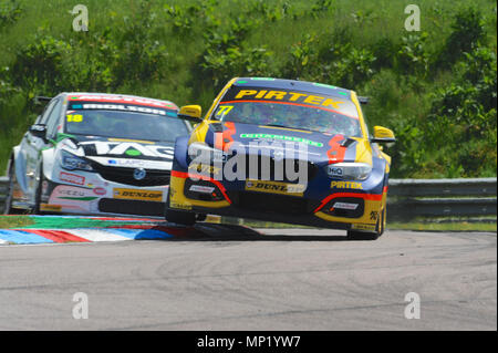 Andover, Hampshire, UK. 20 Mai, 2018. Andreas Jordan (Team BMW/BMW Pirtek Racing), dicht gefolgt von Senna Proctor (Power Maxed TAG Racing), das Rennen in Thruxton Rennstrecke während der Dunlop MSA British Touring Car Championship in Thruxton Rennstrecke, Andover, Hampshire, Vereinigtes Königreich. Mit der höchsten Durchschnittsgeschwindigkeit jeder Spur, für die der BTCC, 2.4 Die Thruxton Meile Stromkreis besucht bietet einige der größten und Nervenkitzel im Motorsport und hat den Ruf, ein wahrer Treiber Titel erworben. Quelle: Michael Preston/Alamy leben Nachrichten Stockfoto