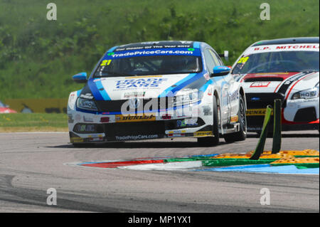 Andover, Hampshire, UK. 20 Mai, 2018. Mike Bushell (Team hart/Brisky Racing), dicht gefolgt von Josh Preis (Adrian Flux Subaru Racing), das Rennen in Thruxton Rennstrecke während der Dunlop MSA British Touring Car Championship in Thruxton Rennstrecke, Andover, Hampshire, Vereinigtes Königreich. Mit der höchsten Durchschnittsgeschwindigkeit jeder Spur, für die der BTCC, 2.4 Die Thruxton Meile Stromkreis besucht bietet einige der größten und Nervenkitzel im Motorsport und hat den Ruf, ein wahrer Treiber Titel erworben. Quelle: Michael Preston/Alamy leben Nachrichten Stockfoto