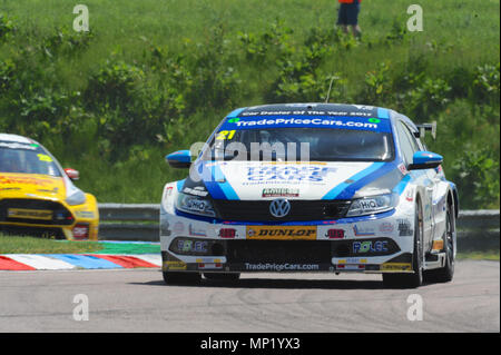 Andover, Hampshire, UK. 20 Mai, 2018. Mike Bushell (Team hart/Brisky Racing) Rennen in Thruxton Rennstrecke während der Dunlop MSA British Touring Car Championship in Thruxton Rennstrecke, Andover, Hampshire, Vereinigtes Königreich. Mit der höchsten Durchschnittsgeschwindigkeit jeder Spur, für die der BTCC, 2.4 Die Thruxton Meile Stromkreis besucht bietet einige der größten und Nervenkitzel im Motorsport und hat den Ruf, ein wahrer Treiber Titel erworben. Quelle: Michael Preston/Alamy leben Nachrichten Stockfoto