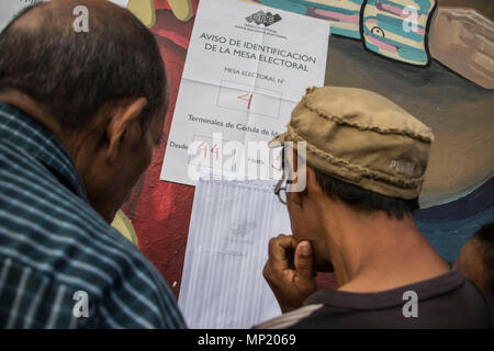 Caracas, Venezuela. 20. Mai 2018. Bürger prüfen auf Listen, wo sie ihre Stimmen für die Präsidentenwahl geben kann. Der Sieg der sozialistischen Amtsinhaber Maduro ist fast sicher. Zahlreiche Länder der Region sowie die USA und die Europäische Union angekündigt, dass Sie die Wahl nicht anerkennen. Foto: Rayner Pena/dpa Quelle: dpa Picture alliance/Alamy leben Nachrichten Stockfoto