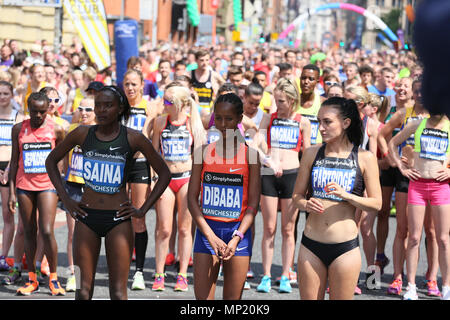 Manchester, Großbritannien. 20. Mai 2018. Elite Frauen Racers vorbereiten an der Great Manchester Run im hellen Sonnenschein, Manchester, 20. Mai 2018 (C) Barbara Cook/Alamy leben Nachrichten Stockfoto