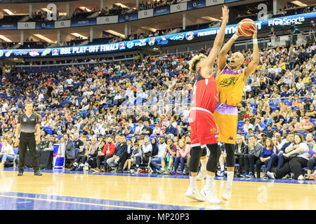 Die O2 Arena, London, Mai 2018 20. Lions' Brandon Peel (22) mit der Kugel vs Mitfahrer Pierre Hampton (15). Die Spannungen hoch in der BBL Basketball Play-Off Finale zwischen Heimatstadt favoriten London Lions und dem amtierenden Meister Leicester Reiter, schießt für ihre zweite aufeinanderfolgende BBL Höhen. Die Löwen Team wird gestärkt durch Großbritannien Guard und 2017/8 BBL-MVP Justin Robinson (10). Fahrer Gewinnen 81-60. Credit: Imageplotter Nachrichten und Sport/Alamy leben Nachrichten Stockfoto