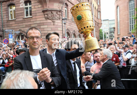 Frankfurt am Main, Deutschland. 20. Mai 2018. Fredi Bobic (L-R), sportlicher Leiter der Eintracht, Trainer Niko Kovac und Sportdirektor Bruno Hübner vorhanden im DFB-Pokal an die Fans während einer autokolonne nach der Rückkehr der Eintracht Frankfurt aus Berlin. Eintracht Frankfurt gewann die DFB-Pokalspiel 3:1 am 19. Mai 2018 gegen den FC Bayern München. Foto: Arne Dedert/dpa Quelle: dpa Picture alliance/Alamy Leben Nachrichten Quelle: dpa Picture alliance/Alamy leben Nachrichten Stockfoto