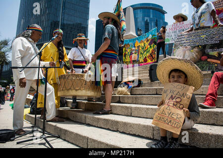 Mexiko City, Mexiko. 19. Mai 2018. Ein kleiner Junge trägt ein Schild mit der Aufschrift 'Ich bin Mexikaner und ich mag Bayer - Monsanto nicht" (Lit. Ich bin Mexikaner und ich mag nicht Bayer-Monsanto) während eines Protestes gegen die Firma. Vor allem Umwelt- und Naturschützer warnen vor einem zu großen Einfluss des Unternehmens. Quelle: dpa Picture alliance/Alamy leben Nachrichten Stockfoto